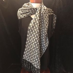 D&Y black & white geometric woven scarf